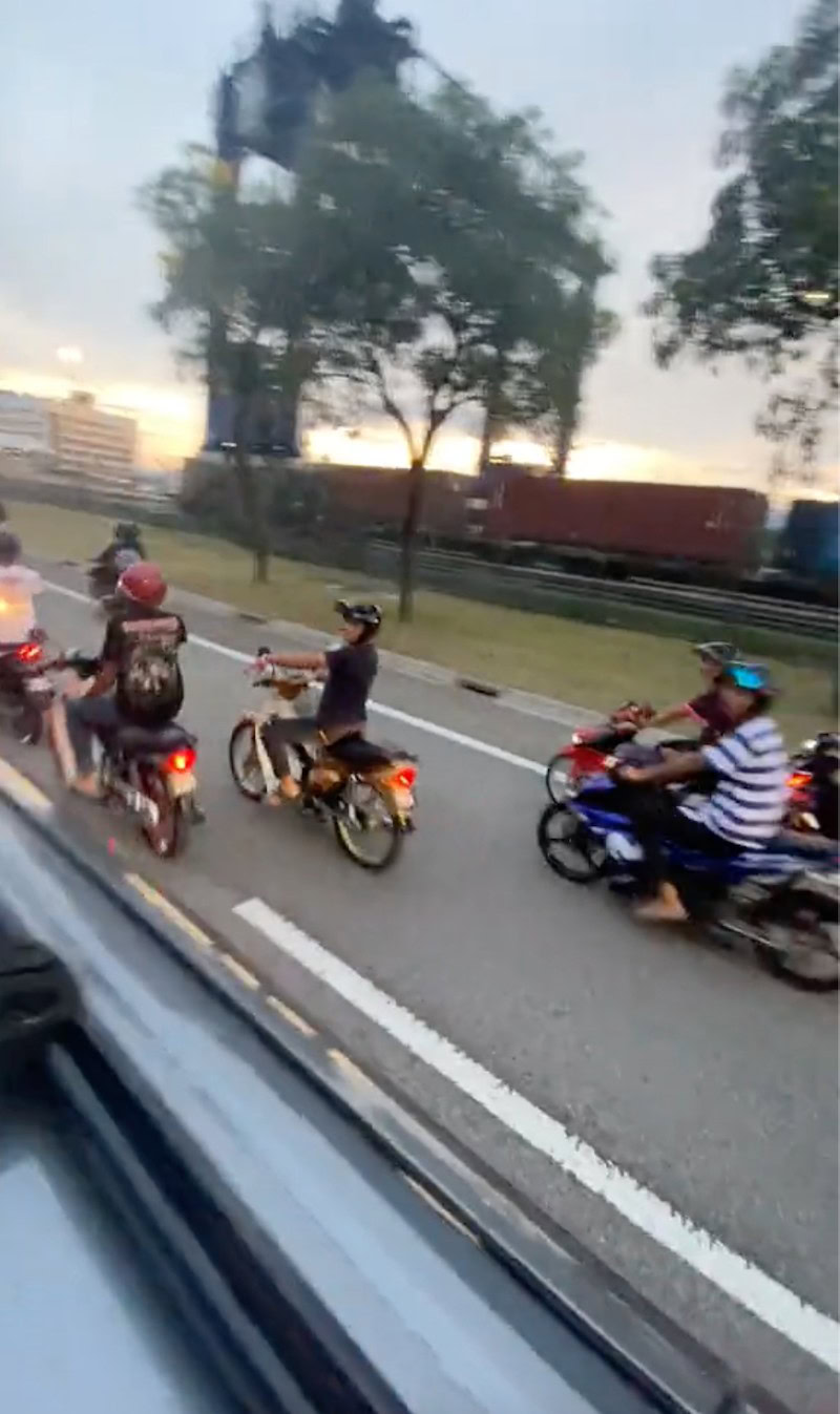 Sekumpulan mat rempit